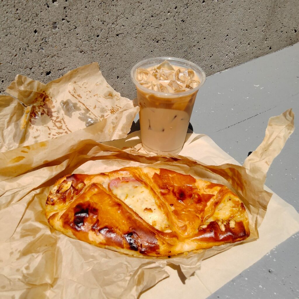 コストコホールセール川崎倉庫店２０２６年５月フードコート（アイスカフェラテ、クロワッサンハム＆チーズ）